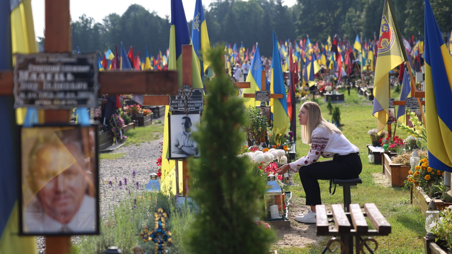 Anhöriga till stupade ukrainska soldater på Lytjakivkyrkogården i Lviv på självständighetsdagen den 24 augusti 2023